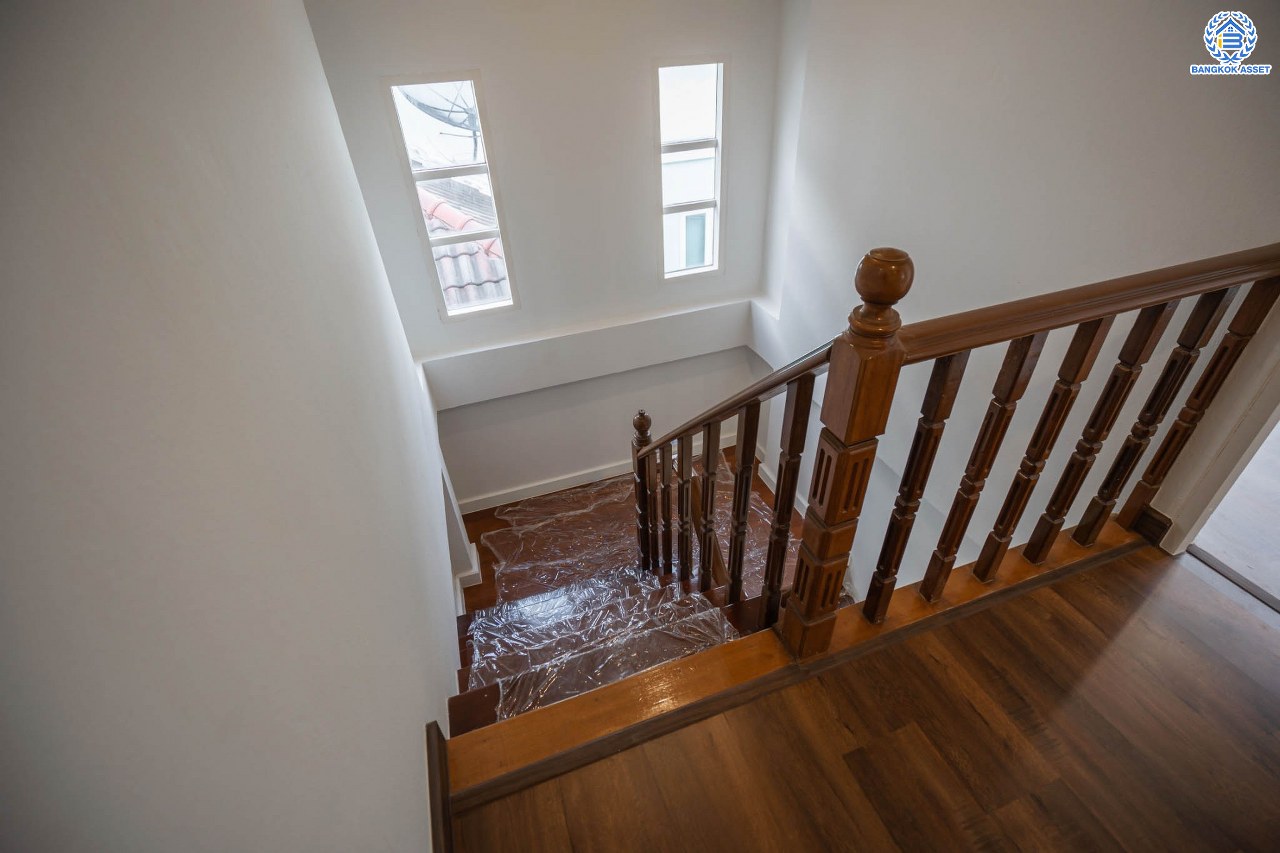 บ้านมือสองตกแต่งใหม่ โครงการ ประดับดาว2 ท่าอิฐ ตกแต่งครบครัน พร้อมอยู่ เนื้อที่ 57 ตร.ว. ฟังก์ชัน 3 ห้องนอน 2 ห้องน้ำ พร้อมห้องอเนกประสงค์ชั้นล่าง 1 ห้อง พื้นที่ใช้สอยกว้างขวาง บนทำเลที่ดีที่สุด เชื่อมต่อได้หลายเส้นทาง ใกล้รถไฟฟ้าสายสีม่วง "สถานีบางรักน้อยท่าอิฐ"